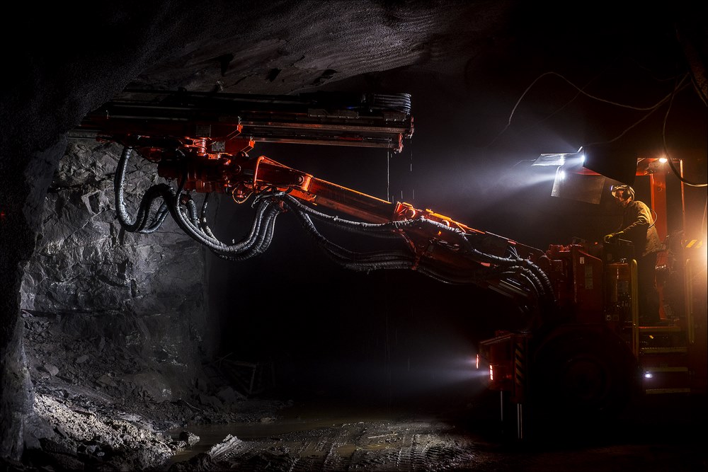 Протяженность всех эксплуатируемых выработок Кировского рудника Группы «ФосАгро» в Мурманской области – более 300 км, это сравнимо с длиной магистралей московского метро
